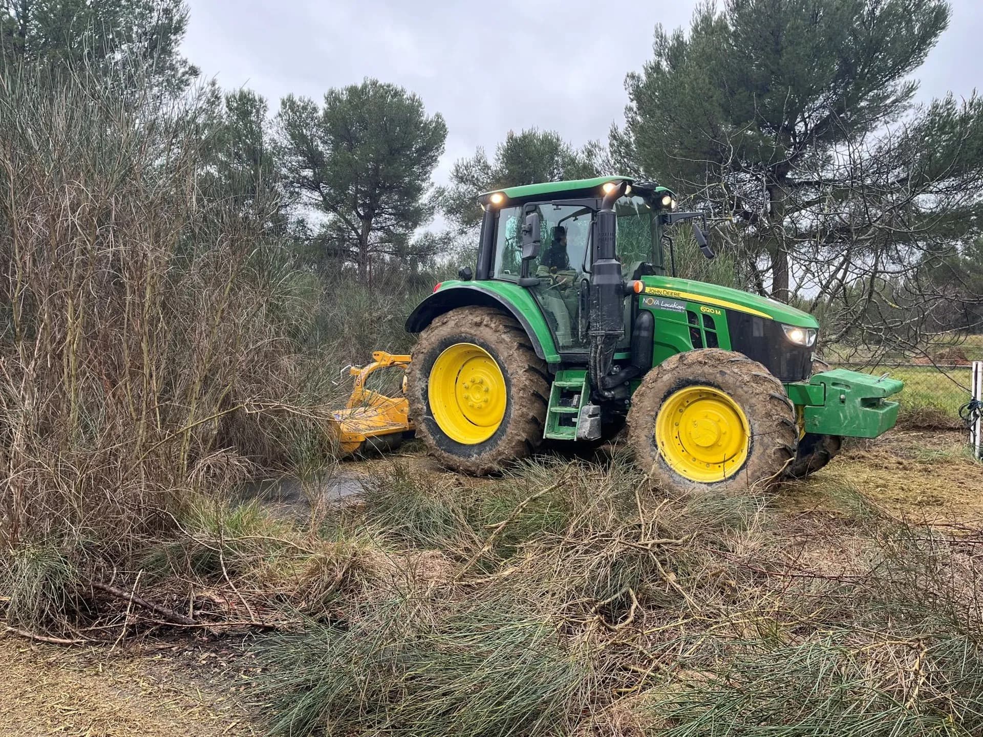 Tracteur 130 cv AEP équipé du roto-broyeur, en plein débroussaillement dans les genêts à Velaux